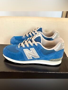 New Balance 574 Blue Silver Suede Shoes Boys Size 5 Women’s Size 6.5